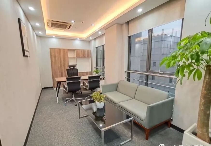 亚洲大厦精装独立办公室,办公桌椅与沙发绿植