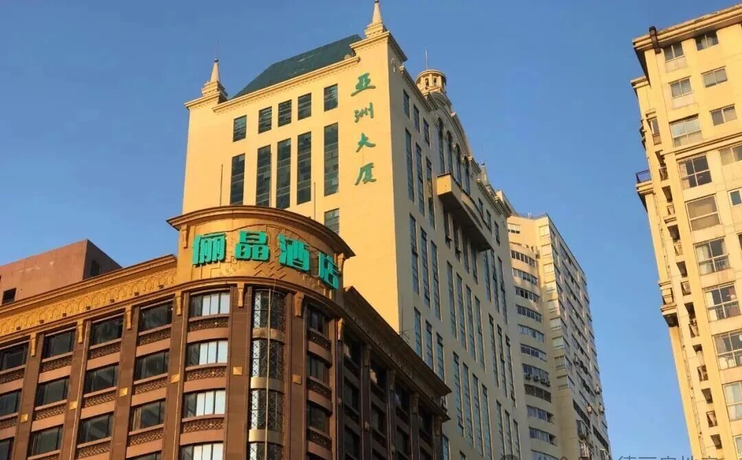 亚洲大厦欧式外观,米黄色石材立面与尖顶装饰